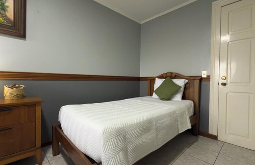 Agonia Cama Y Desayuno | Tranquil bed & breakfast with AC in Alajuela. Near International Airport, 15 min