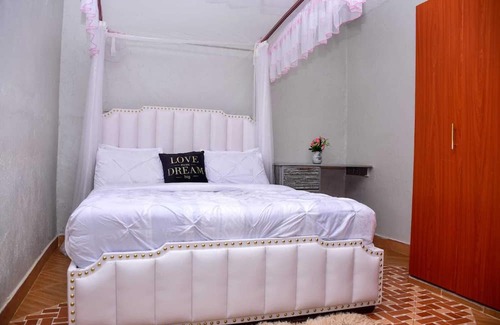 Embu Cama Y Desayuno | Charming 2-bedroom bed & breakfast with AC, fitness room in delightful Embu