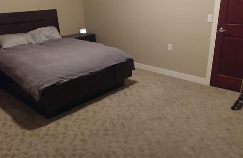 Rosenort Casa | Quiet place for the working man to rest. Starlink wifi, private rooms.
