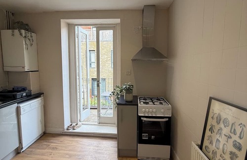 Stoke Newington Apartamento | Stokey Skyline Retreat With Balcony