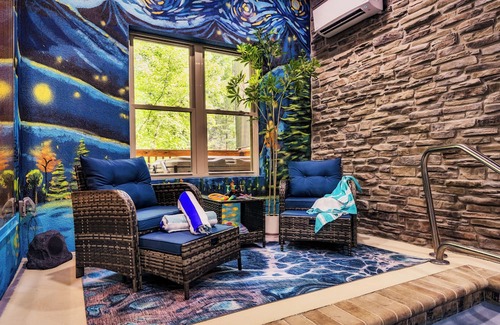 Pigeon Forge Chalet De Esquí | CHALET~ indoor private POOL~Arcades~PIZZA oven~ESPRESSO~2 Kings~nSauna~Pkwy2mins