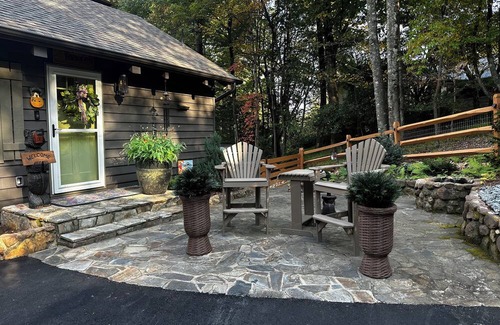 Roaring Gap Cabaña | Cozy and Quiet Four Bedroom Cottage on a Golf Course in Glade Valley, NC.