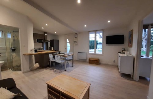 Bellerive-sur-Allier Casa | Charming detached house with swimming pool, set in lush greenery on the banks of the Allier.