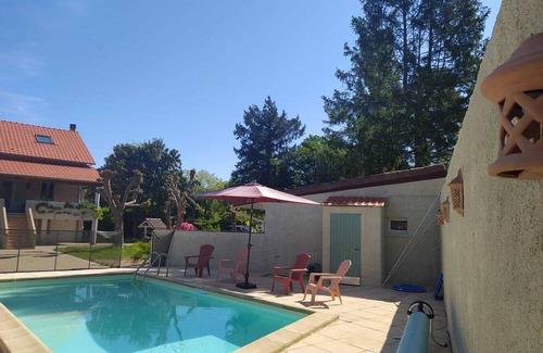 Bellerive-sur-Allier Casa | Charming detached house with swimming pool, set in lush greenery on the banks of the Allier.
