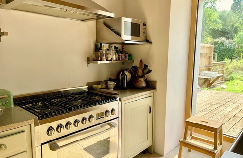 Plumieux Cabaña | Cozy & Artistic 2-Bedroom Cottage Near Brocéliande