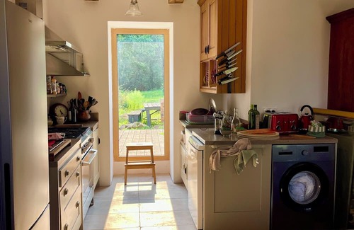 Plumieux Cabaña | Cozy & Artistic 2-Bedroom Cottage Near Brocéliande