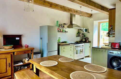 Plumieux Cabaña | Cozy & Artistic 2-Bedroom Cottage Near Brocéliande