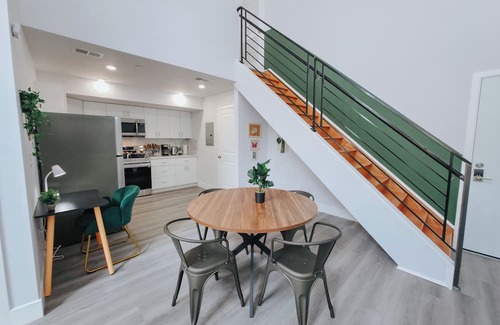 Center City Apartamento | Onsite Parking/2 King Beds/75"TV/Rain Shower