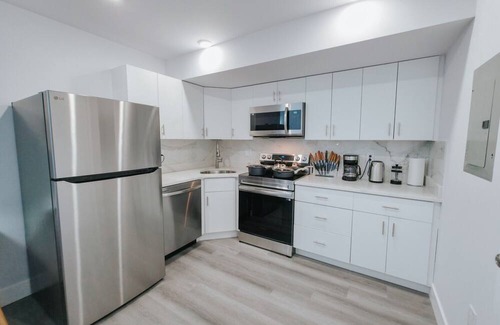 Center City Apartamento | Onsite Parking/2 King Beds/75"TV/Rain Shower
