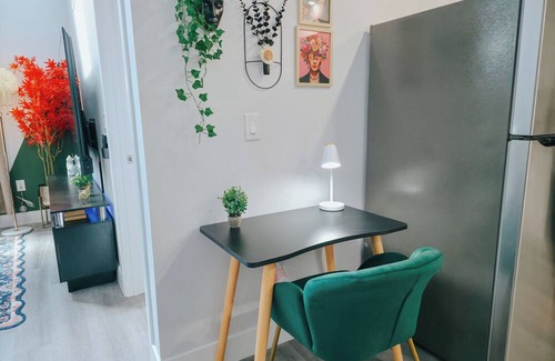 Center City Apartamento | Onsite Parking/2 King Beds/75"TV/Rain Shower