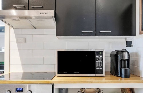 Gwandalan Casa | Vivid Sanctuary by Lake Beach, heated Pool EV Charger Fireplace 1hr from sydney