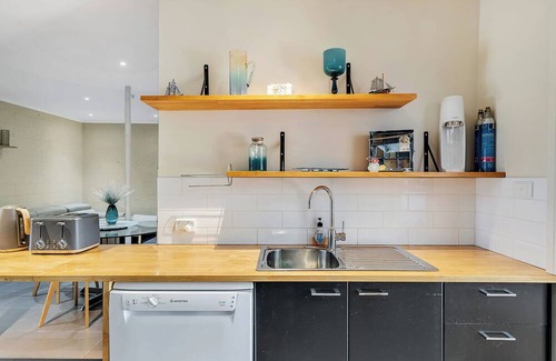Gwandalan Casa | Vivid Sanctuary by Lake Beach, heated Pool EV Charger Fireplace 1hr from sydney