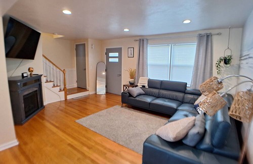 Gurnee Casa | 2bed/1bath TH - 7min Six Flags, 14min Navy Base