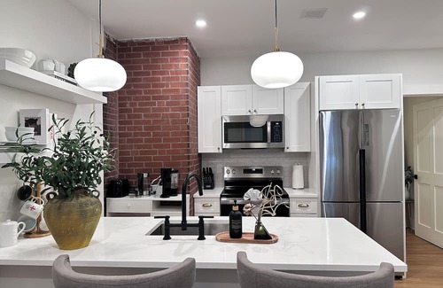 Fox Point Apartamento | 2BR Garden Apt w/Parking Near Brown & RISD