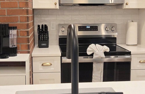 Fox Point Apartamento | 2BR Garden Apt w/Parking Near Brown & RISD