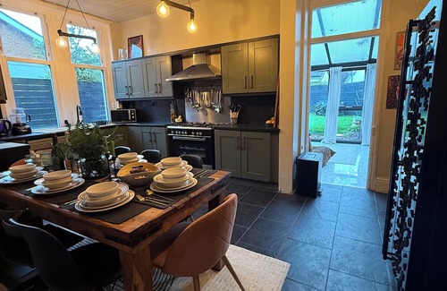 Cyncoed Casa | Stylish, Spacious City Hideaway - Sleeps up to 9