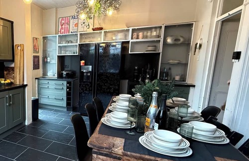 Cyncoed Casa | Stylish, Spacious City Hideaway - Sleeps up to 9
