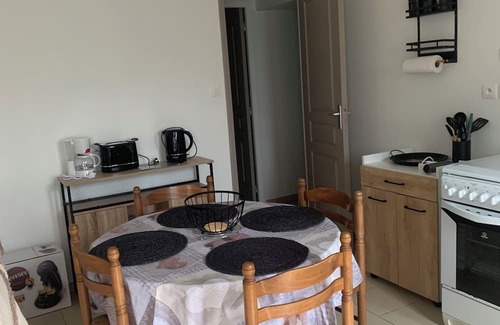 Saint-Georges-du-Rosay Apartamento | Apartment in the countryside 30mn from the 24h of Le Mans