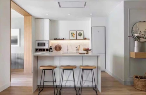 L'Antiga Esquerra de l'Eixample Apartamento | Bright Living Spaces with Catalan Charm