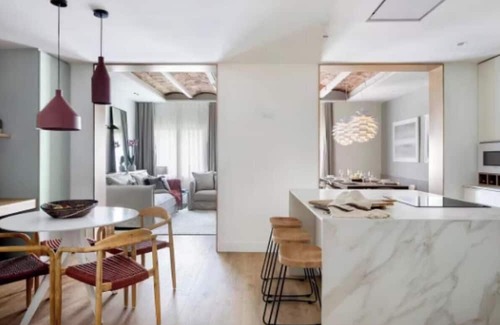 L'Antiga Esquerra de l'Eixample Apartamento | Bright Living Spaces with Catalan Charm
