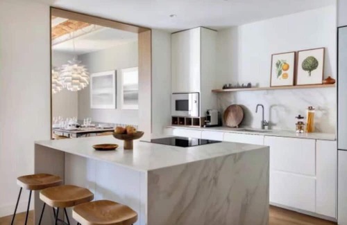 L'Antiga Esquerra de l'Eixample Apartamento | Bright Living Spaces with Catalan Charm