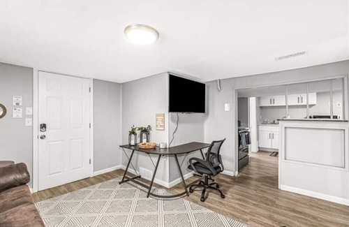 Hazel Park Apartamento | Cozy & Private 1BR Basement suite in Hazel Park