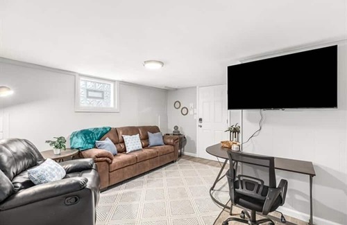 Hazel Park Apartamento | Cozy & Private 1BR Basement suite in Hazel Park