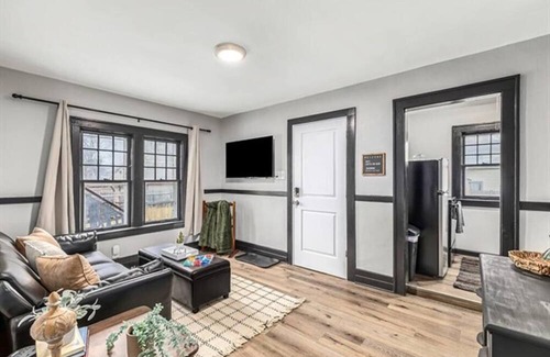 Hazel Park Apartamento | New! Contemporary 1BR Haven, Private & Pristine