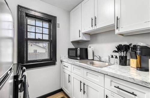 Hazel Park Apartamento | New! Contemporary 1BR Haven, Private & Pristine