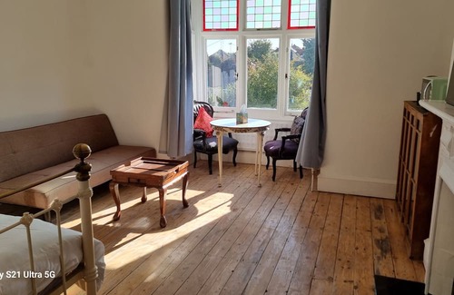 Tilehurst Casa | Blue House with character and charm