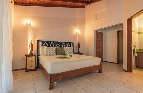 Crescent Beach Hotel | Hotel and restaurant in Bequia