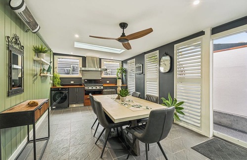 Coffs Harbour Casa | Ellie's Cottage Escape - Sleeps 8, Spa, Pizza Oven