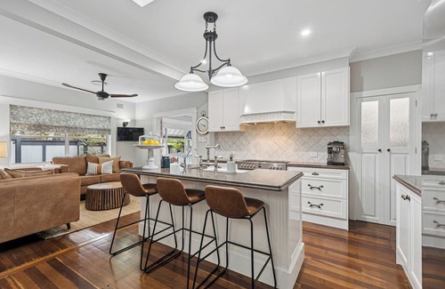 Coffs Harbour Casa | Ellie's Cottage Escape - Sleeps 8, Spa, Pizza Oven