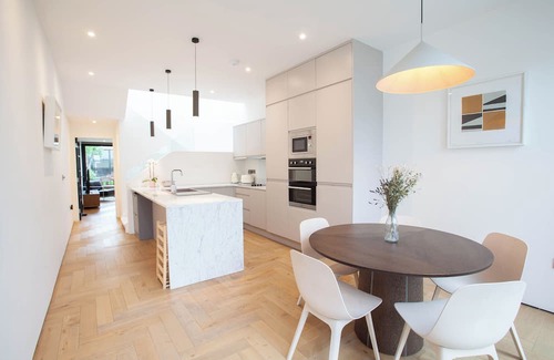 Ballsbridge Casa | 2-Bed Townhouse | Garden & Private Parking in D04