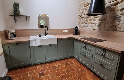Soucelles Casa | Gîte 'Gîte de Caractère for 13 People' with Private Pool, Wi-Fi, and Air Conditioning