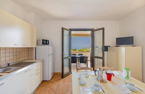 Tergu Apartamento | Residenza Le Farfalle 'Two-Room Apartment B' with Garden View, Shared Pool