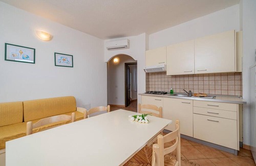 Tergu Apartamento | Residenza Le Farfalle 'Two-Room Apartment B' with Garden View, Shared Pool