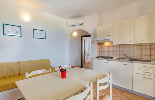 Tergu Apartamento | Residenza Le Farfalle 'Two-Room Apartment B' with Garden View, Shared Pool