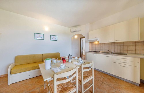 Tergu Apartamento | Residenza Le Farfalle 'Two-Room Apartment B' with Garden View, Shared Pool