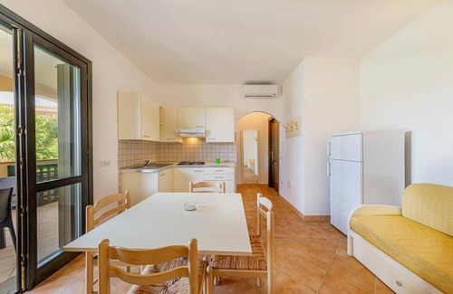 Tergu Apartamento | Residenza Le Farfalle 'Three-Room Apartment' with Garden View, Wi-Fi and Air Conditioning