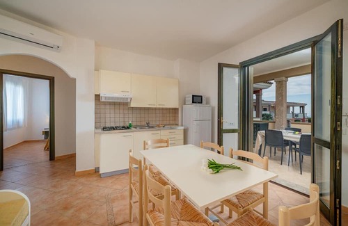 Tergu Apartamento | Residenza Le Farfalle 'Three-Room Apartment' with Garden View, Wi-Fi and Air Conditioning