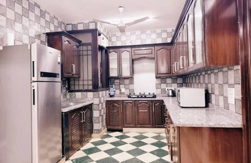 New Delhi Apartamento | 2BHK- GK 2 near M Block Market! by HostMyStay