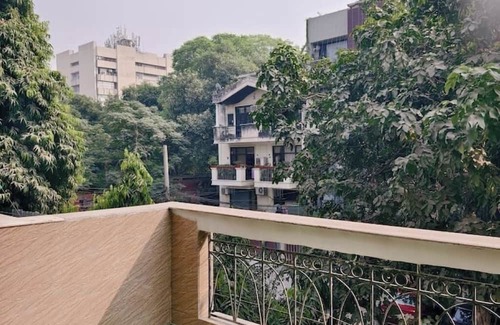 New Delhi Apartamento | 2BHK- GK 2 near M Block Market! by HostMyStay