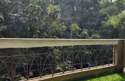New Delhi Apartamento | 2BHK- GK 2 near M Block Market! by HostMyStay