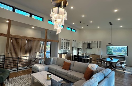 Granite Falls Casa | Stylish & Modern Lakefront House, Dog Friendly