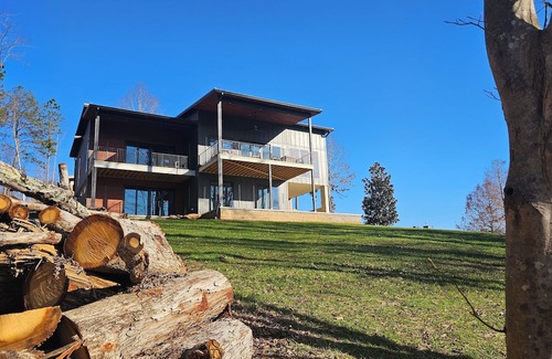 Granite Falls Casa | Stylish & Modern Lakefront House, Dog Friendly