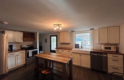 Tunkhannock Casa | Lakeside Getaway+ Dock+ Kayaks+ Fishing