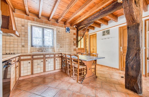 Saint-Seurin-de-Cadourne Casa | Holiday Home 'La Maréchale' with Private Garden, Wi-Fi and Air Conditioning
