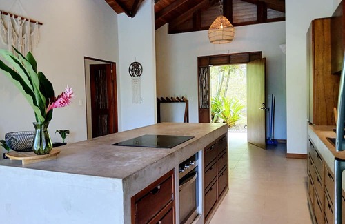 Limon Casa | Villa Paraíso 3 bed, 2 bath w/pool and AC-15 min from Punta Uva
