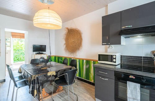 Chaillevette Casa | Holiday Home 'Du Porche' with Private Terrace and Wi-Fi